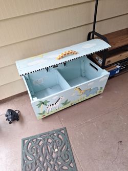 32x21x21 3d carver and oaintedc toy chest