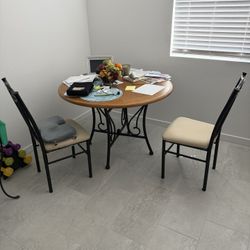 Round Table W/ 4 Chairs
