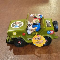 M&M's World Military Jeep Candy Dispenser Lights & Sound USA Army Green.
• Fully Functional: The candy dispenser, lights, and electronic sound effect
