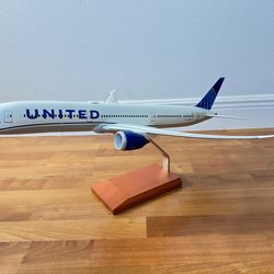 United 787-10 1/100 airplane model 2019 livery