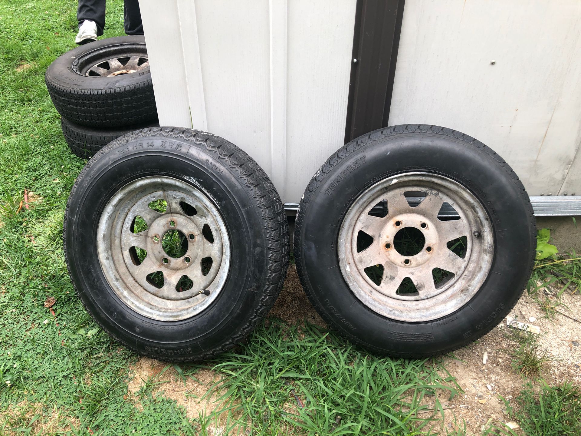 2 Trailer tires