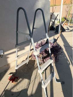 Pool ladder
