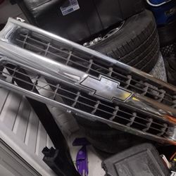 2002 Chevy Suburban Front Grill 