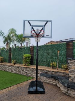 Lifetime Adjustable Portable Basketball Hoop – Excellent Condition