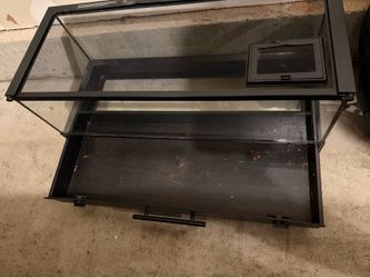 Easy open snake enclosure