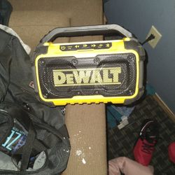 DUWALT 12V/20V LITHIUM ION BLUETOOTH SPEAKER/PORTABLE CHARGER