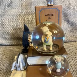 Disney 80 years of Classic Winnie The Pooh Bookend Musical Snow Globe Tag