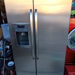 Refrigerator Stainless Steel In Good Condition 