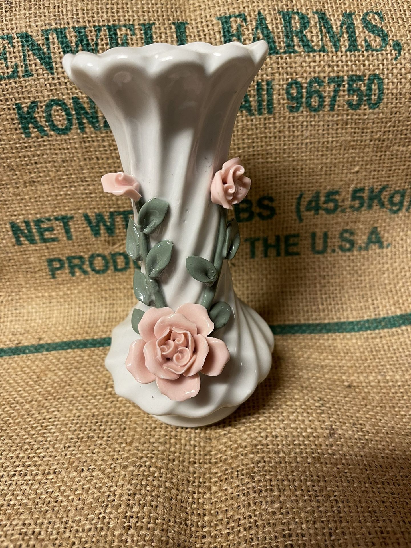 Gorgeous Ceramic with raised flowers vase in excellent condition