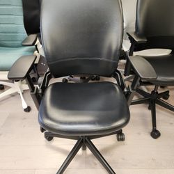 🔥LIKE NEW!🔥STEELCASE LEAP V2 BLACK ELMOSOFT LEATHER FULLY ADJUSTABLE ARMS & LUMBAR SUPPORT SEAT DEPTH REAR TILT LOCK TILT TENSION ADJUSTMENTS