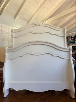 Ashley Furniture Exquisite White Twin Sleigh Bed