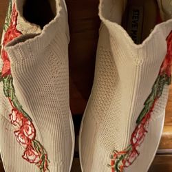 $10….Girls Prev Owned Steve Madden Mini Boots—Size3