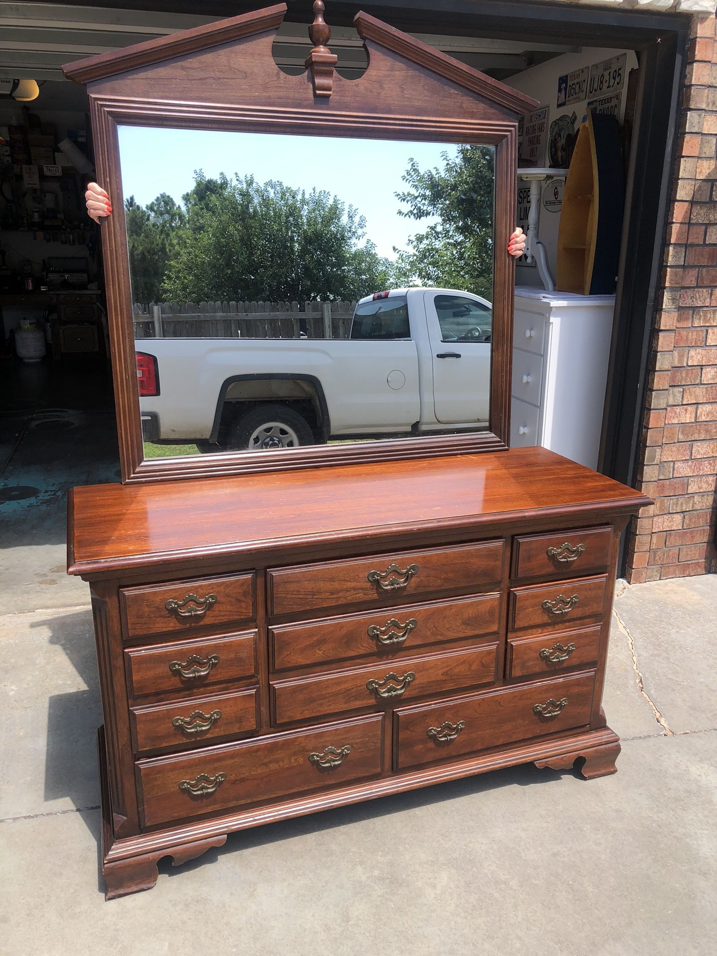 Beautiful Thomasville Cherry 8 Drawer Solid Wood Dresser with Mirror