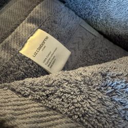 6 Set Liz Claiborne Towels 