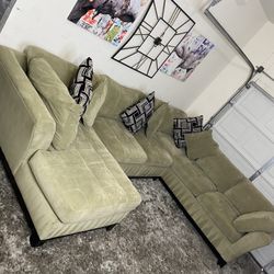 * Like New * Cindy Crawford 3pc Modular Sectional Sofa ( Free Delivery )