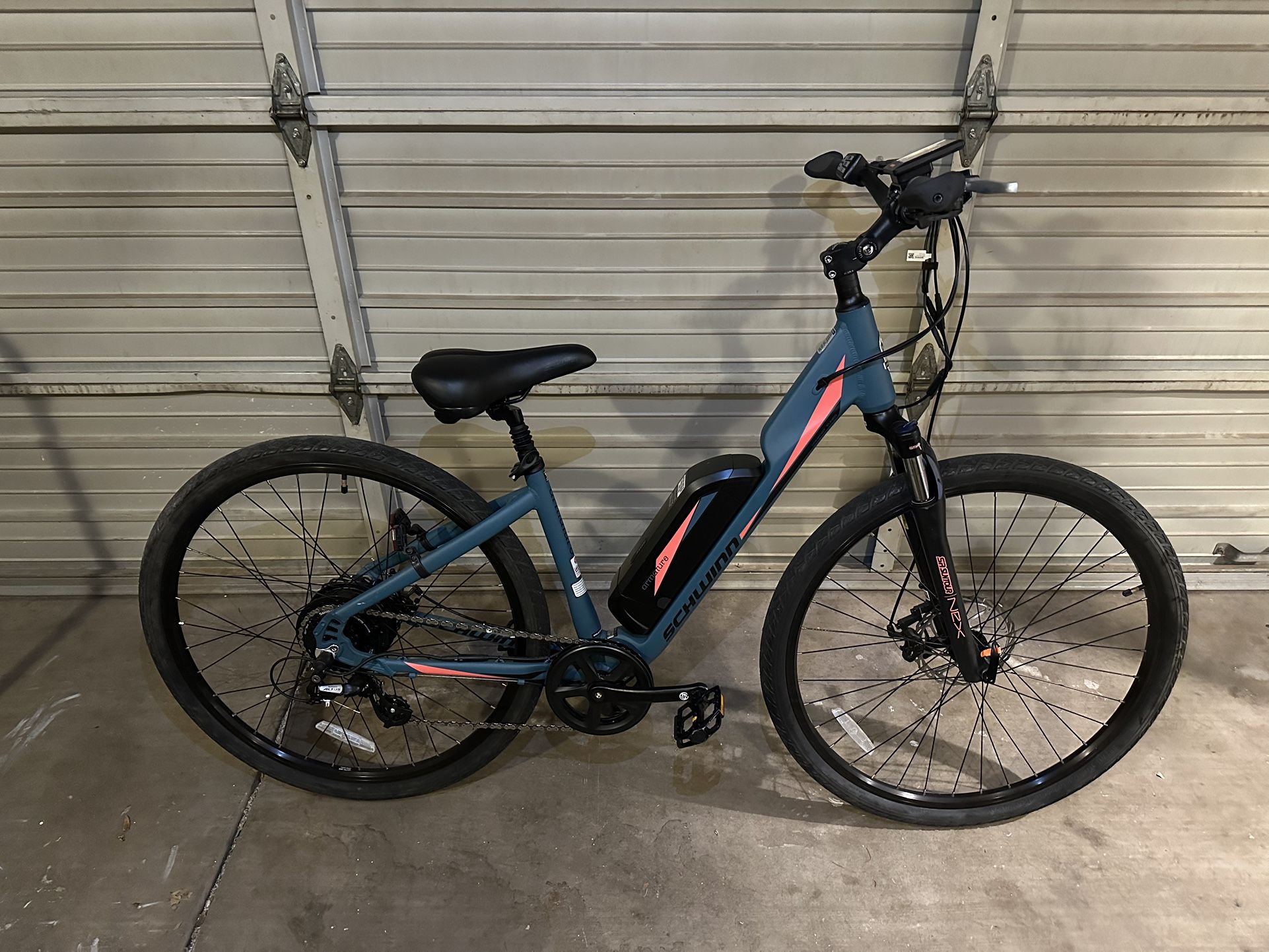 E-bike Schwinn 700c Armature Unisex Electric Bike, Blue