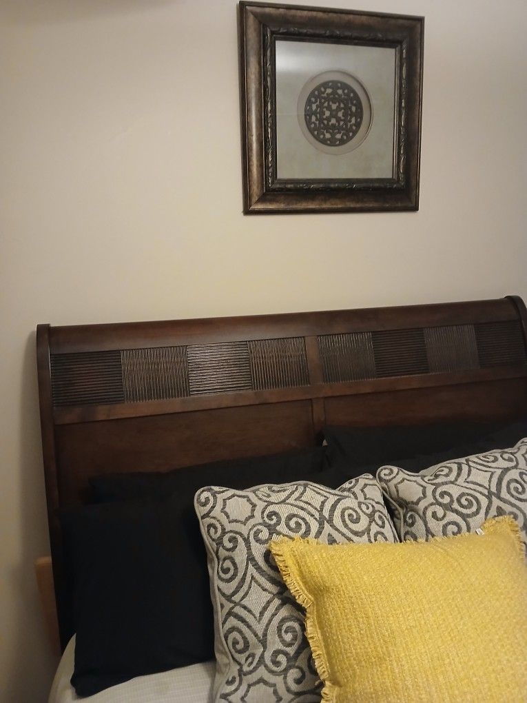 EVERYTHING FOR FREE (BED, .MATTRESS, TABLE, DRESSER)