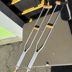 Crutches (Adjustable Height)
