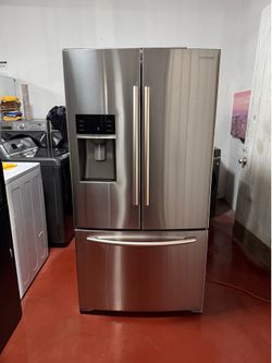 Samsung French door refrigerator with water and ice dispenser working perfectly