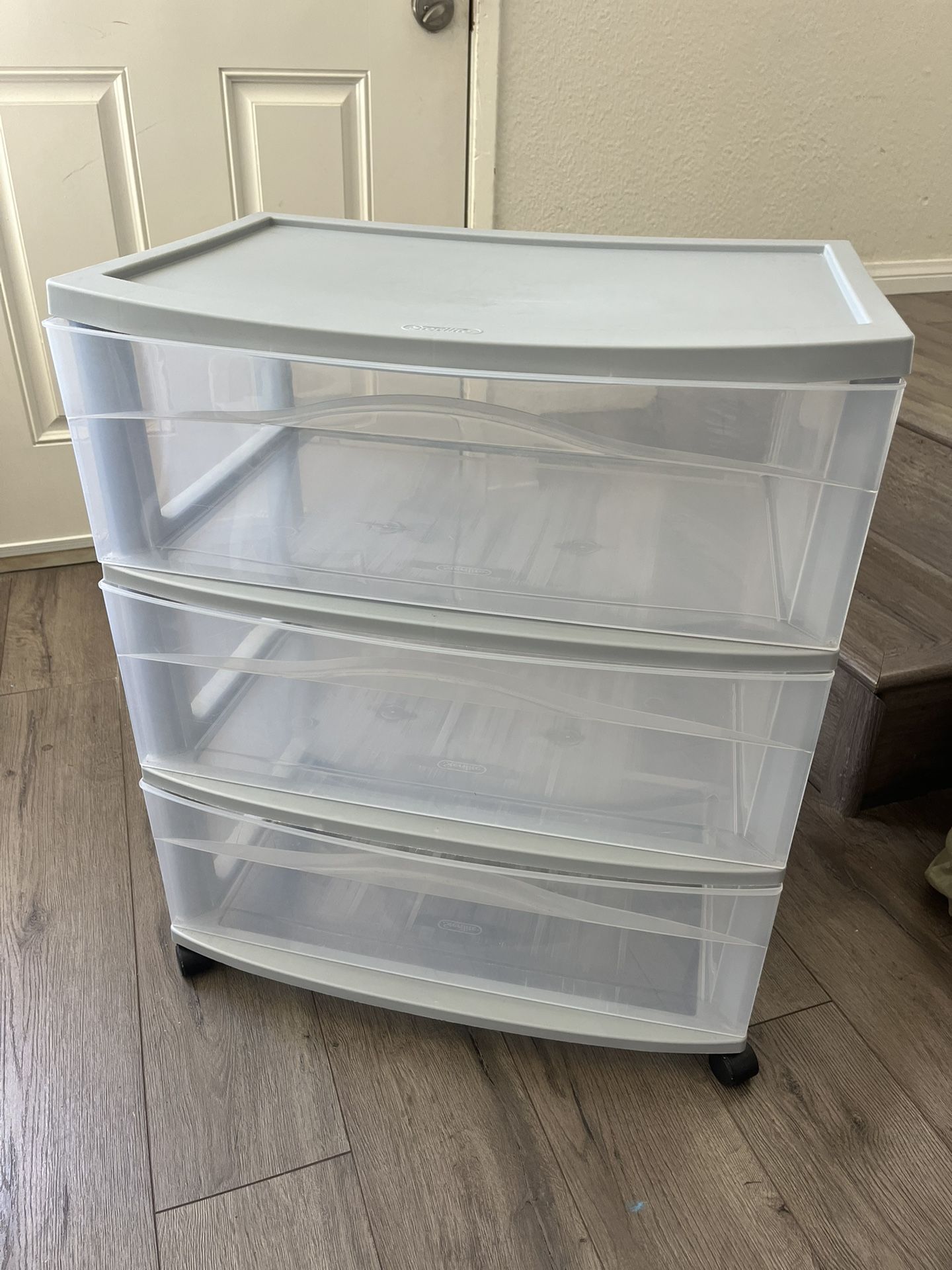 Rolling storage bin