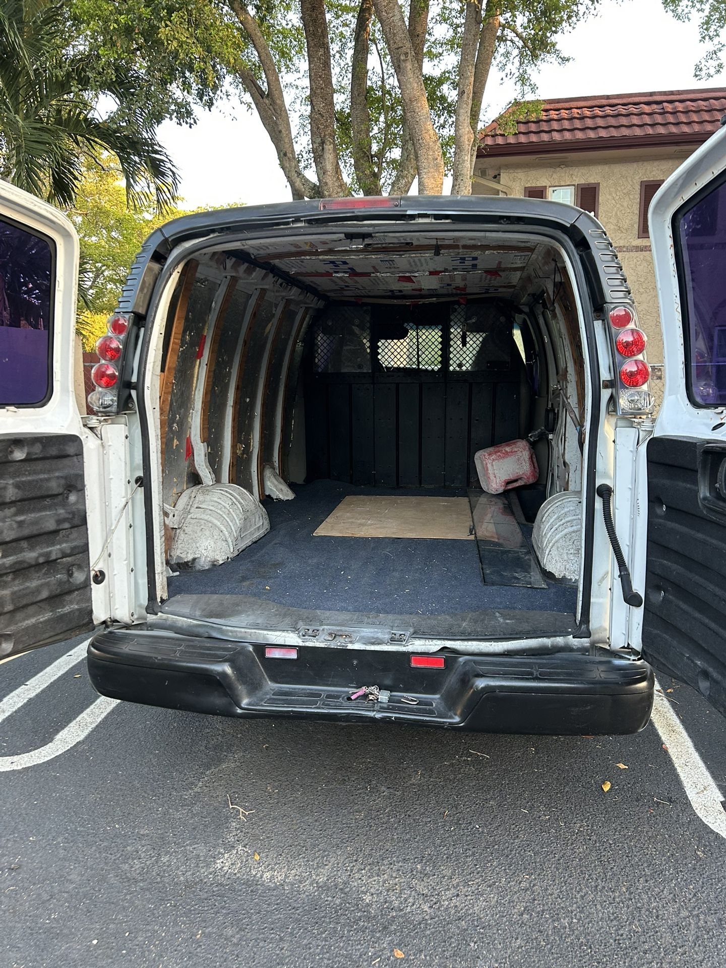 1500 Chevy Express Color White