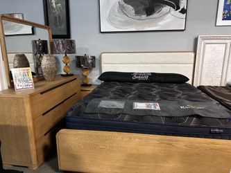 Perfect wood bedroom set! 🧡📦🔥 easy financing!