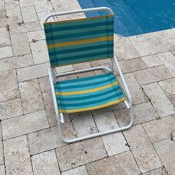 Folding beach chair