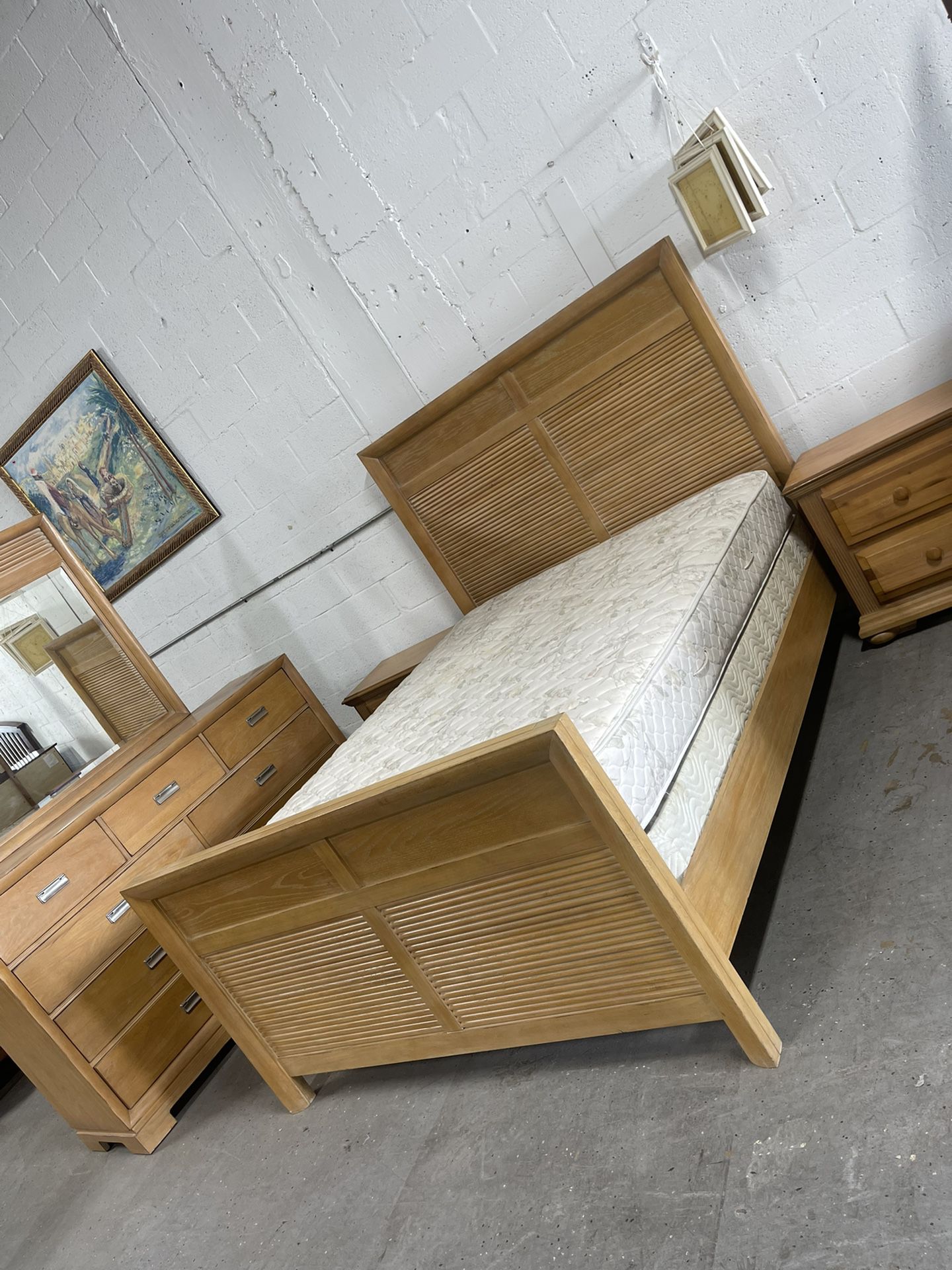 Beautiful Solid Wood Queen Size Bedroom Set In Excellent Condition !