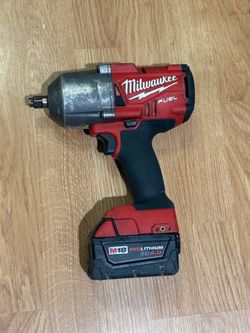Milwaukee fuel 1/2 inch impact wrench with 4 amp battery