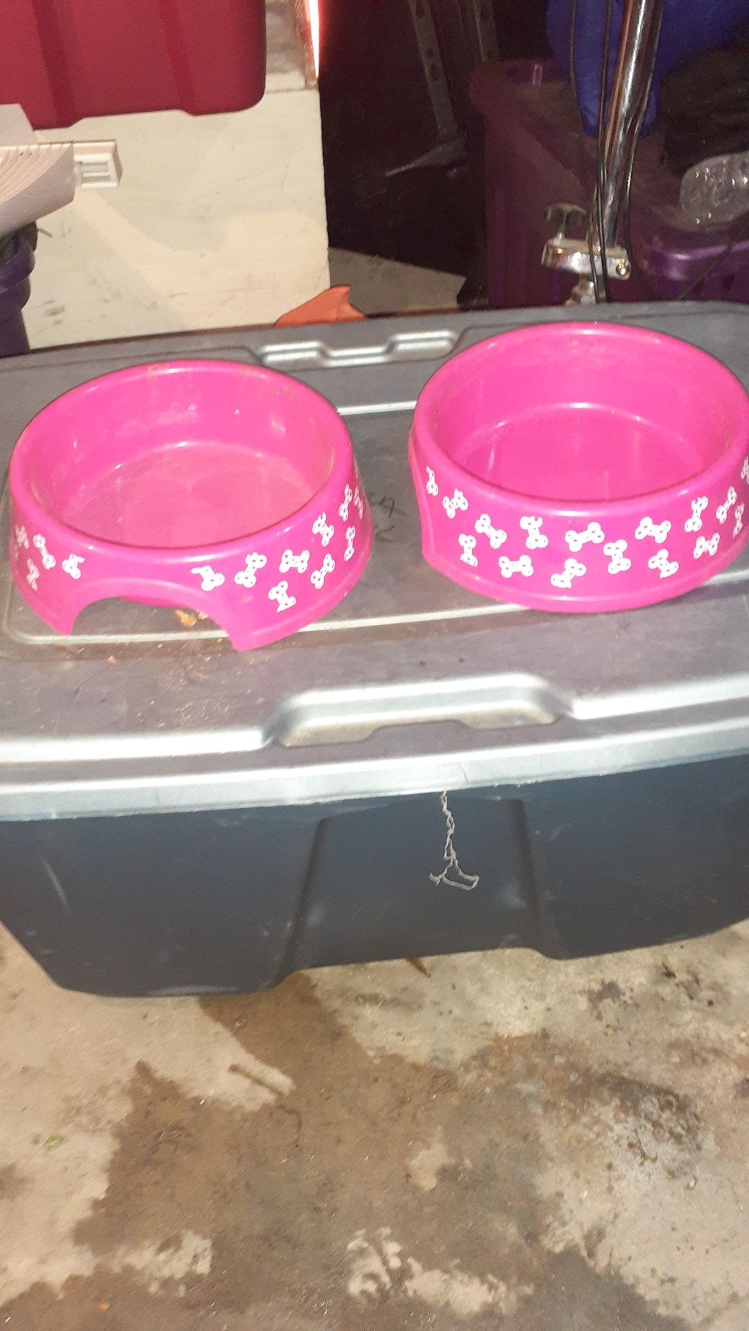 Selling this pair of dog water and food bowl therefore I would say large extra large dogs