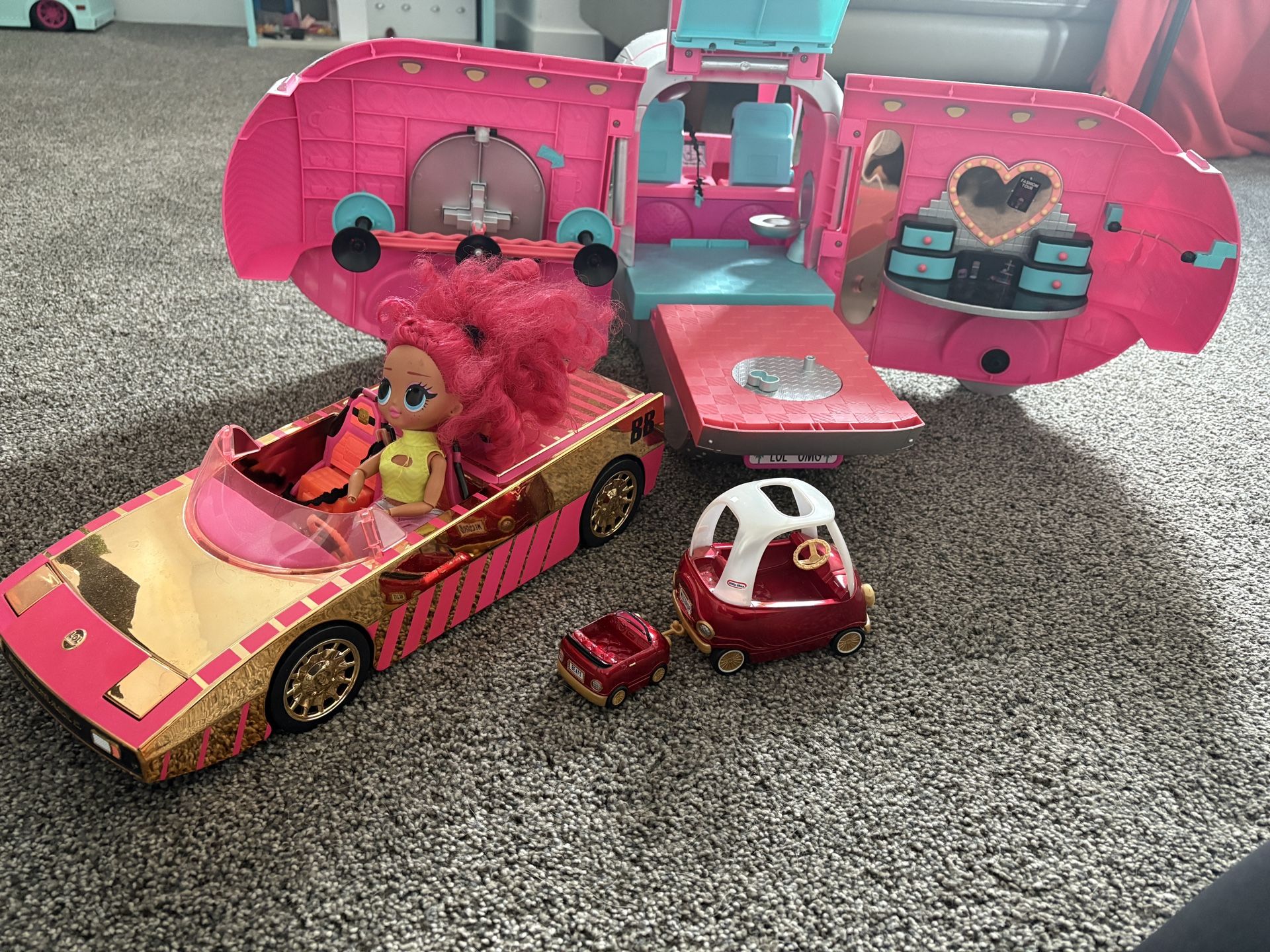 LOL Camper, Cars And Dolls