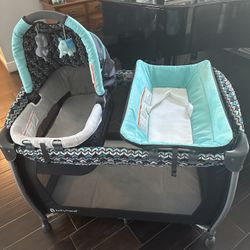 Baby trend Play yard/ Bassinet With Extras