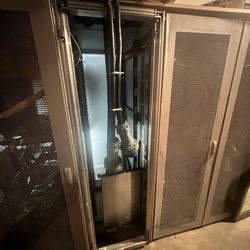 42U Server Rack w/ Managed Oracle PDU – Mesh Doors, Deep Cabinet