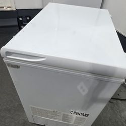 Hotpoint 6.9-cu ft Chest Freezer Convertible to Refrigerator ( White )