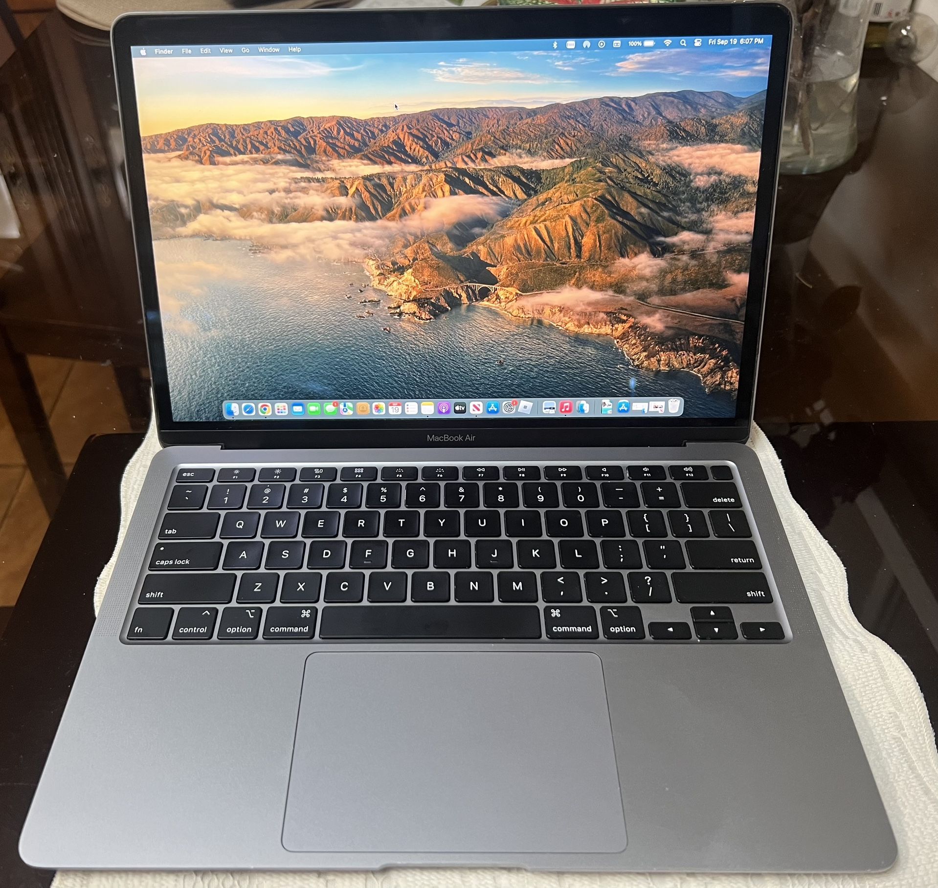 2020 MacBook Air 13” Retina 256gb SSD 8gb Ram i3