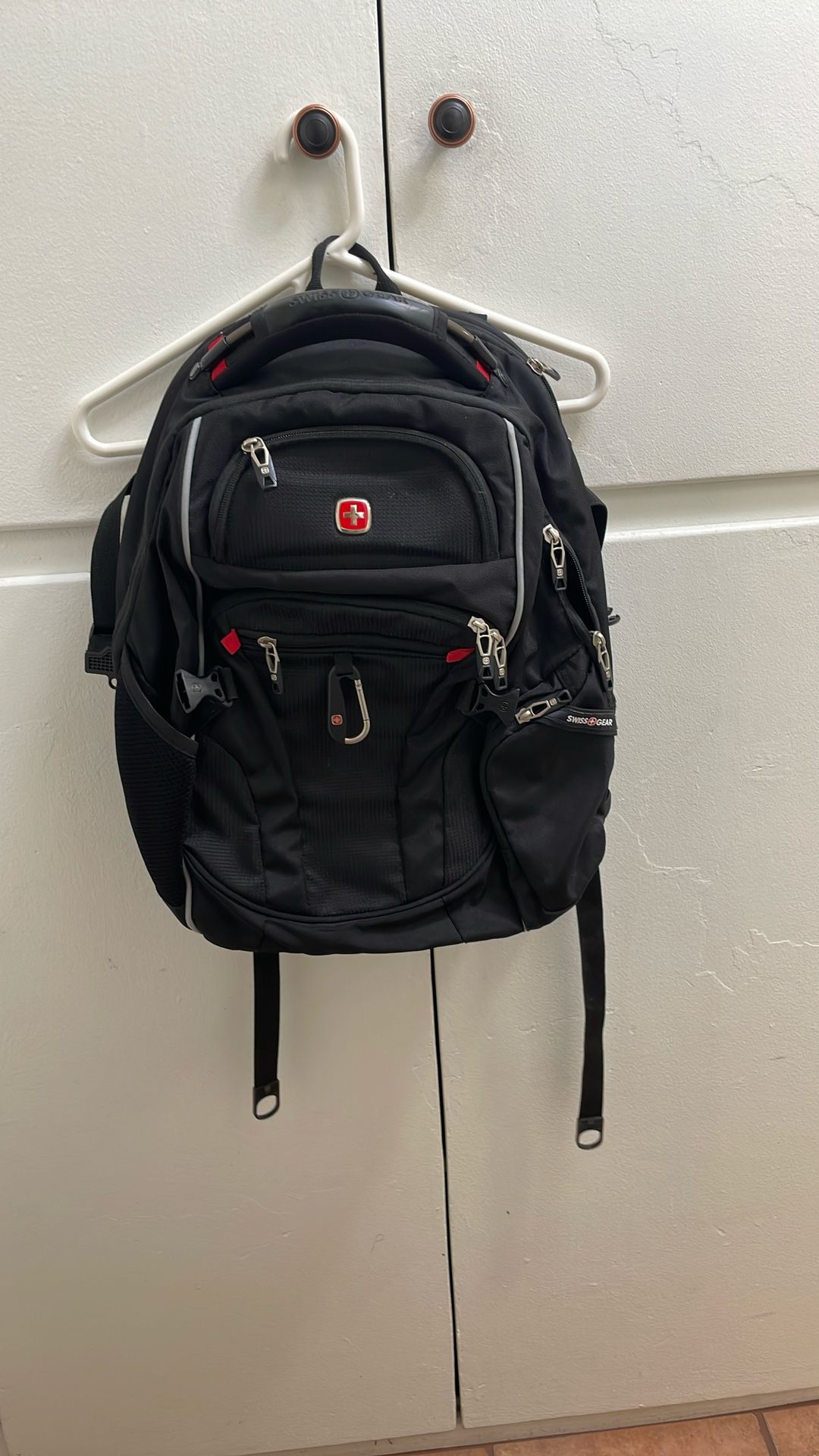 BEAUTIFUL  SWISS GEAR BLACK BACKPACK LIKE NEW