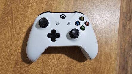 Official Microsoft Xbox Wireless Controller with Bluetooth (Xbox Series X/S, One, PC)