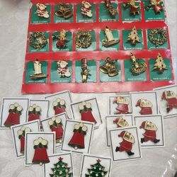 38 Festive Christmas Brooch Pins 