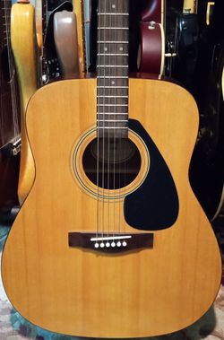 Yamaha Acoustic Guitar