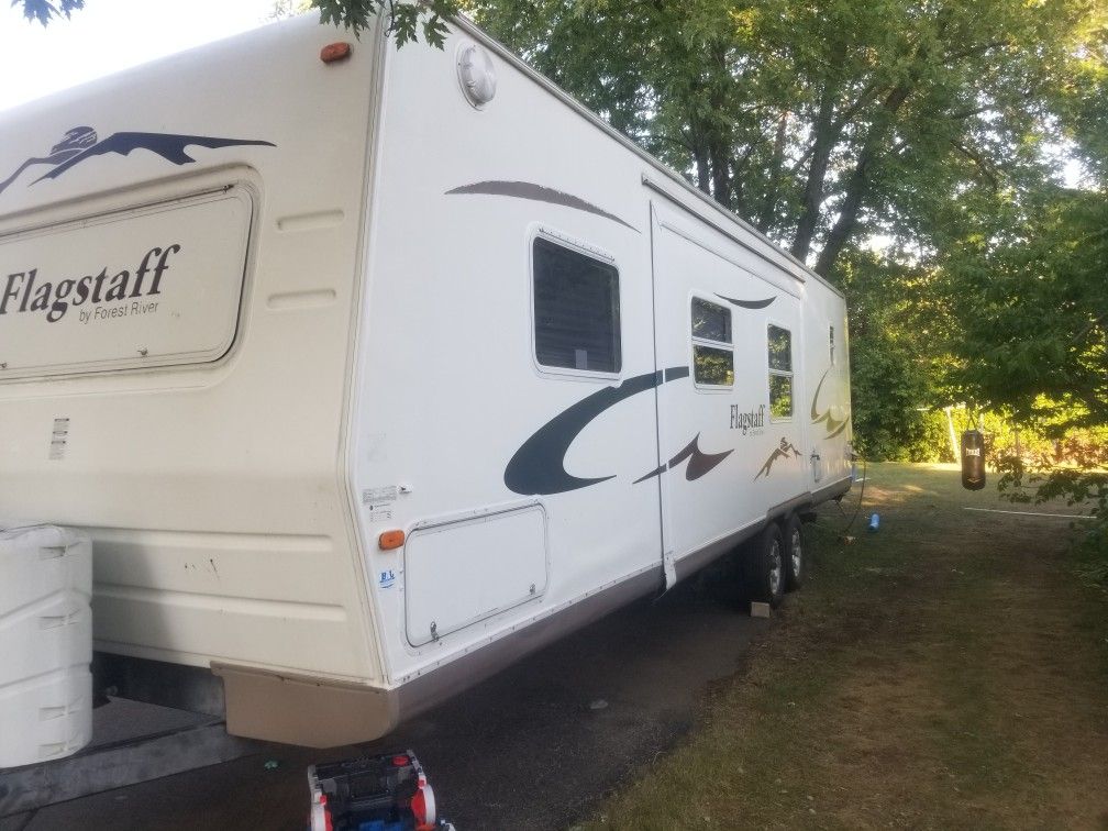 2006 Flagstaff  31 Foot Bunk House Queens Beb In Front Pull Out Couth Full Size Bunk Room And Single Bed Up Top Will Hold   9  People Has Too Slide.  