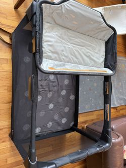 4moms Breeze Plus Portable Playard with Removable Bassinet and Baby Changing Station, Easy One-Handed Setup, from The Makers of The mamaRoo