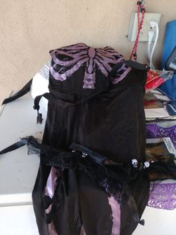 A Little Girl Skeleton Size Large Comes With Two Hand Coupling Skulls