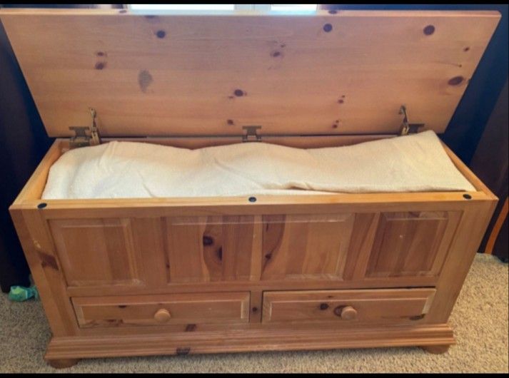 Broyhill Extra Large Blanket Chest, Solid Pine Wood, Color Natural Wood, Retired, Hard To Find, Excellent Condition.