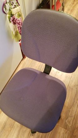 5 wheel office chair. Very light and in great shape