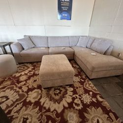 Thomasville Walsen 3pc Sectional With Ottoman 