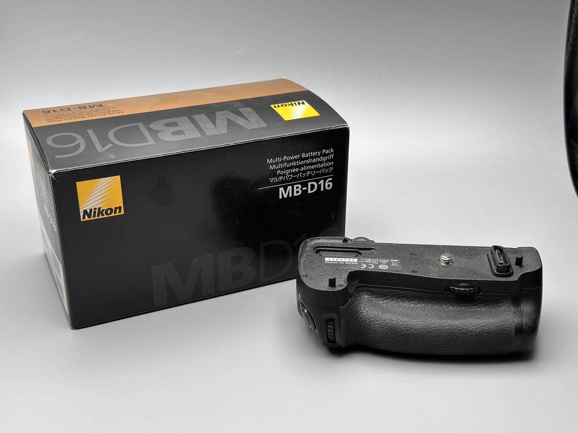 Nikon Multi-Power Battery Pack MB-D16
