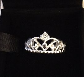 S925 comes with ring box. Size 8