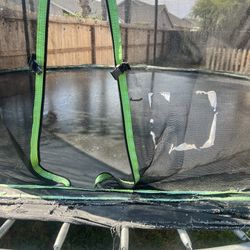 14 Foot Trampoline With Sprinklers On Top