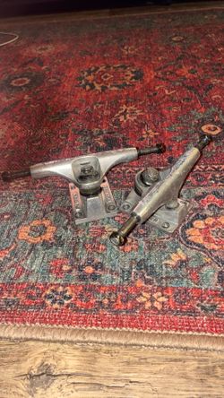 Thunder skateboard trucks