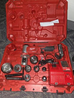M18 18V Lithium-Ion Cordless FORCE LOGIC 1/2 in.-2 in. 6 Ton Knockout Tool